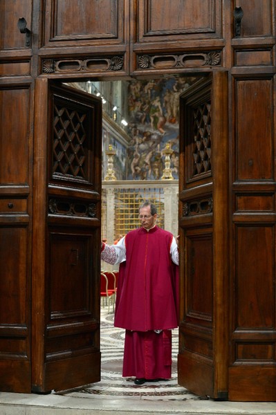 Guido Marini closes conclave doors.jpeg